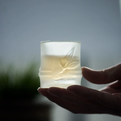 Do đó, chiếc cốc thủy tinh của chiếc cốc thủy tinh được phủ bằng cốc tre thủ công Nhật Bản được làm mờ - Trà sứ bộ tách trà cao cấp