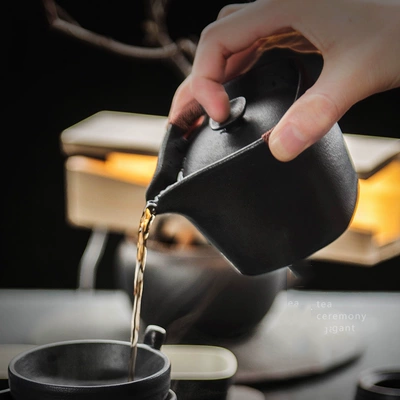 Gốm đen vuông chống vảy tay nồi gốm Bộ lọc sáng tạo ấm trà Kung Fu bộ cá tính cách nhiệt bong bóng nhỏ ấm trà bình pha trà